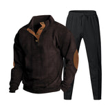Herren nan strukturiertes Strick-Loungewear-Set mit halber Knopfleiste, kontrastreichen Ellbogenpatches und elastischem Tunnelzug-Jogger Drune in Braun mit schwarzer Hose