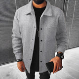 Herren nan minimalistische Hemdjacke aus softem Fleece mit verdeckter Druckknopfleiste und aufgesetzter Brusttasche Drune in Hellgrau