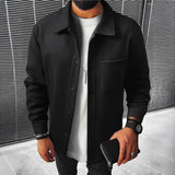 Herren nan minimalistische Hemdjacke aus softem Fleece mit verdeckter Druckknopfleiste und aufgesetzter Brusttasche Drune in Schwarz