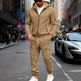 Herren nan sportliches Cargo-Jogging-Set mit Kapuzenjacke, durchgehendem Reißverschluss und funktionalen Mehrzwecktaschen Drune in Kamel