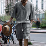 Herren nan lässiges Strick-Set mit V-Ausschnitt, Kurzarm-Oversize und Kordelshorts Drune in Hellgrau