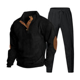 Herren nan strukturiertes Strick-Loungewear-Set mit halber Knopfleiste, kontrastreichen Ellbogenpatches und elastischem Tunnelzug-Jogger Drune in Schwarz mit schwarzer Hose