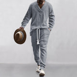 Herren nan gestricktes Lounge-Set mit V-Ausschnitt, Kabelstruktur und Kordelzug-Jogginghose Drune in Hellgrau