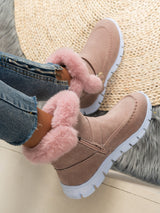 Damen nan gefütterte Kurzstiefel mit Kunstfellbesatz, Velourslederoptik, seitlichem Reißverschluss, dekorativer Metallschnalle und profilierter Lightweight-Sohle Drune in Rosa