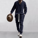 Herren nan gestricktes Lounge-Set mit V-Ausschnitt, Kabelstruktur und Kordelzug-Jogginghose Drune in Navyblau