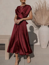 Quinlan  |  Elegantes Midikleid aus Satin in Rot