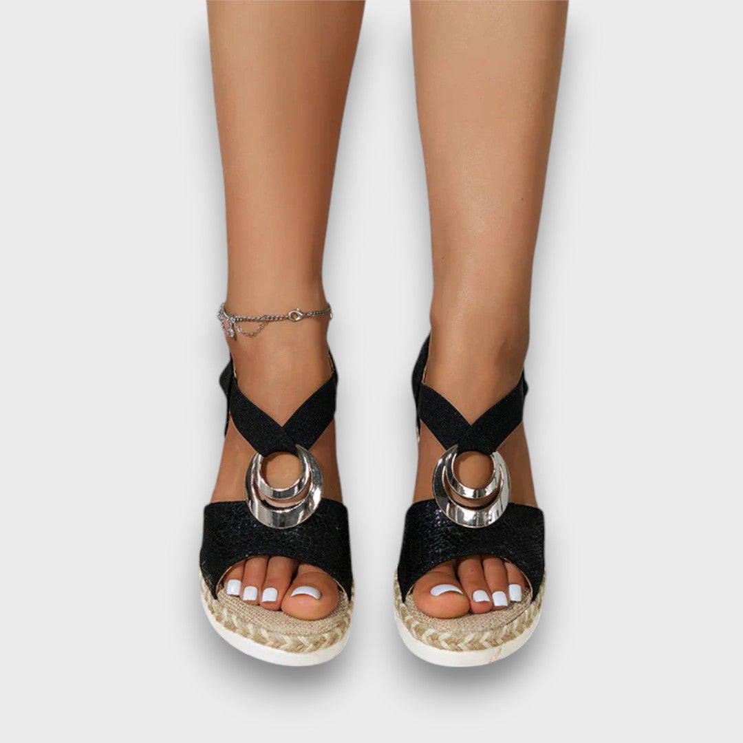 Solennea – Keilsandale mit goldener Silhouette