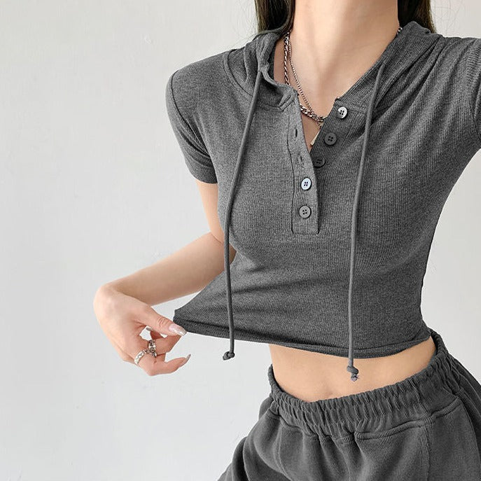Brigitte - Crop-Top mit Kapuze und Knöpfen