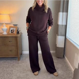 AlpenBliss™ - Set mit Thermischer Rollkragenbluse und Bequemer, Gerader Hose / Elegantes Design, das Sie Warm Durch die Kalte Jahreszeit Begleitet in Dunkelbraun