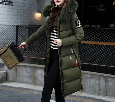 Langer Mantel mit Pelzkragen