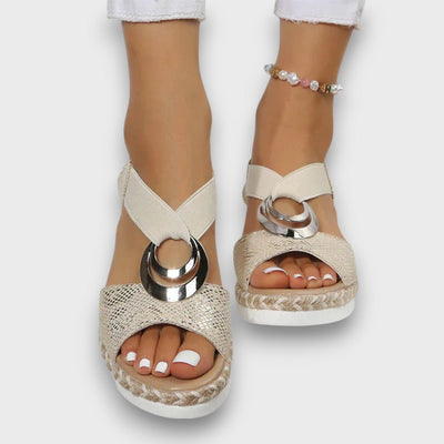 Solennea – Keilsandale mit goldener Silhouette