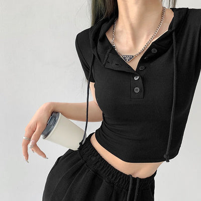 Brigitte - Crop-Top mit Kapuze und Knöpfen