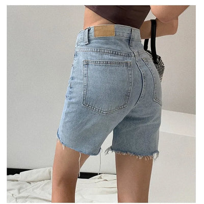 Damen-Jeans shorts im Bermuda-Stil mit Raw-Hem