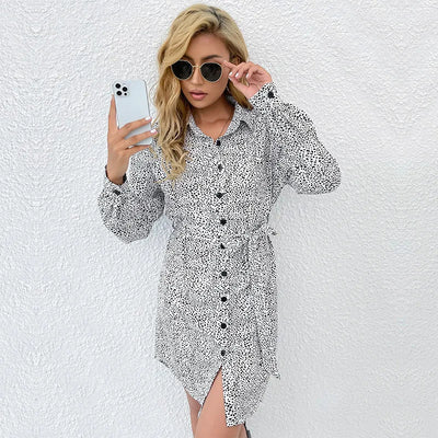 Trendiges Hemdkleid mit Gürtel und monochromem Print