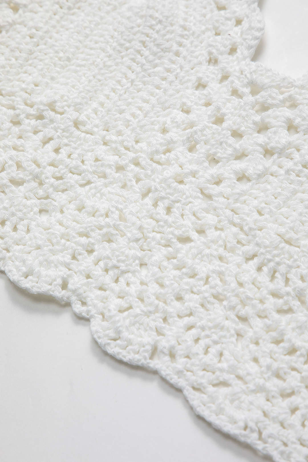 Nora | Weiß Handgehäkeltes Boho-Crop-Top mit Neckholder & verstellbaren Bindebändern