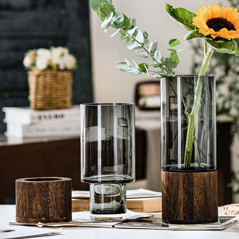 Vase aus transparentem Glas mit solidem Holzsockel