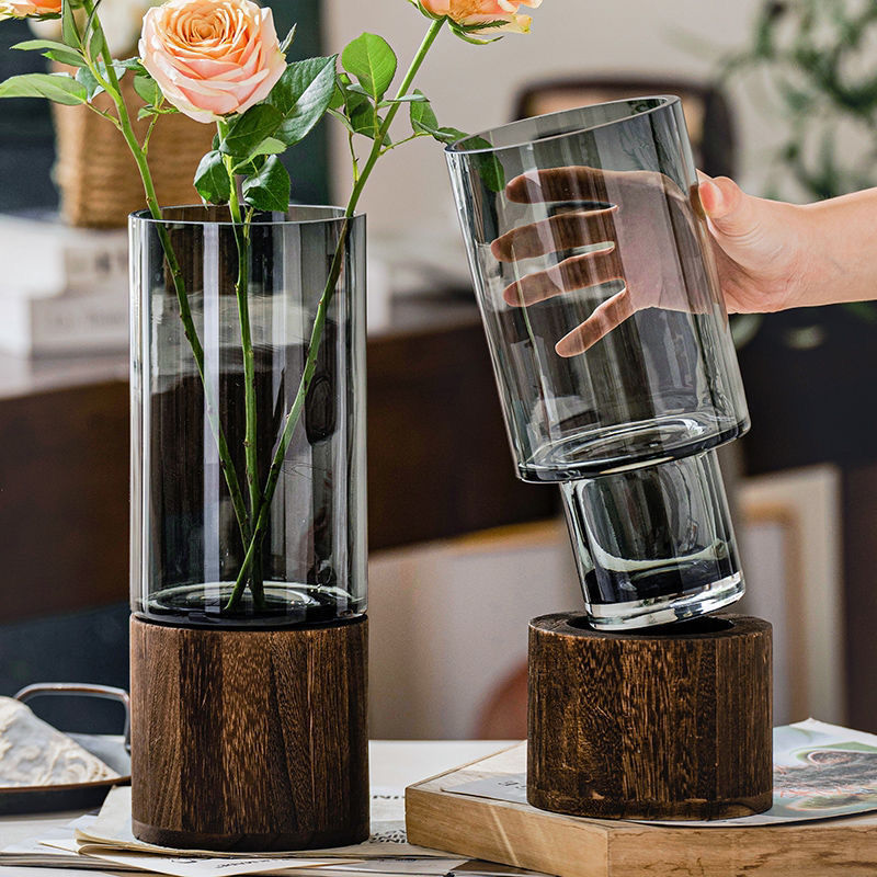 Vase aus transparentem Glas mit solidem Holzsockel