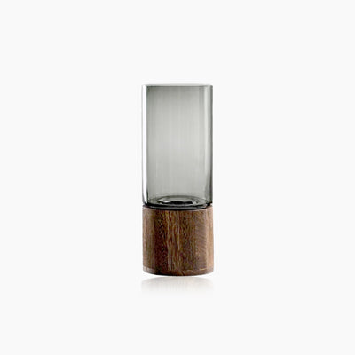 Vase aus transparentem Glas mit solidem Holzsockel