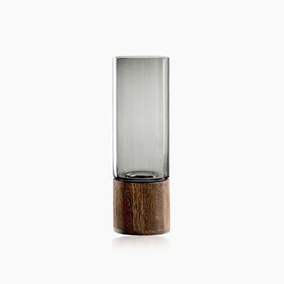 Vase aus transparentem Glas mit solidem Holzsockel