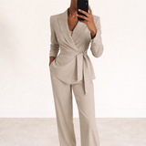 Aliona – Set Aus Wickel Blazer Und Hose in Beige