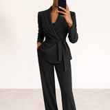 Aliona – Set Aus Wickel Blazer Und Hose in Schwarz