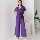 Evelyne™ Jumpsuit aus Soft-Stoff mit Knöpfen und Bindegürtel in Lila