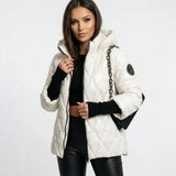 Vogue™ Steppjacke aus Baumwolle mit Strukturierter Kapuze und Layered-Ärmeldesign in Weiß