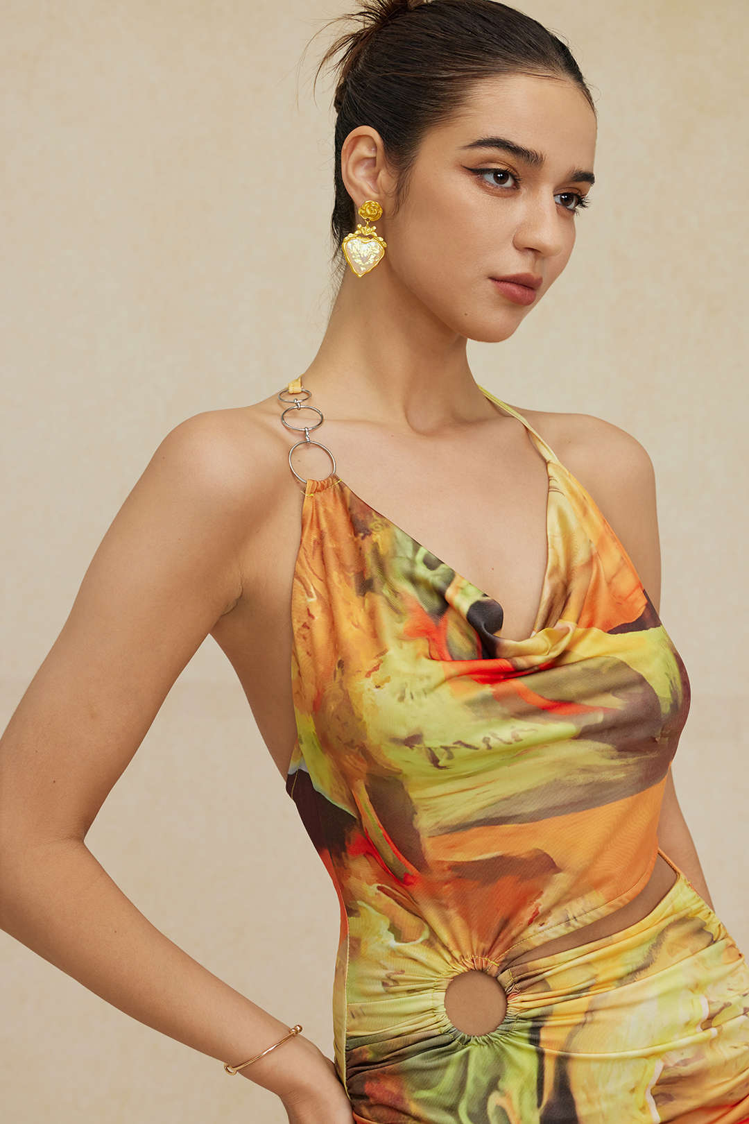 Mira | Asymmetrischer Seitenschlitz Neckholder-Minikleid mit Kunstdruck