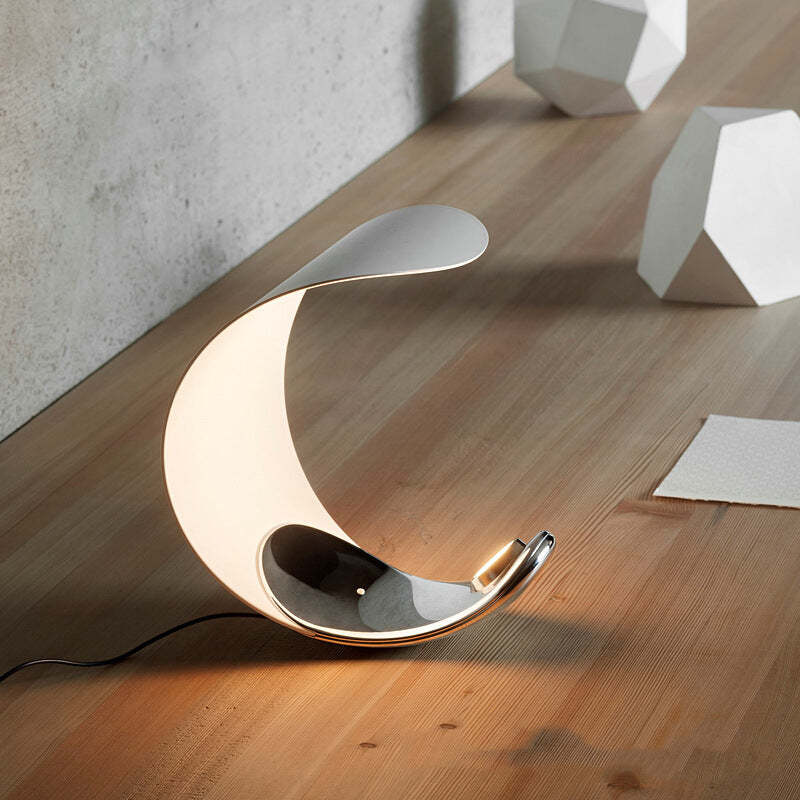 Designer Tischlampe „Halbmond“ – Modernes LED-Lichtobjekt im Mond-Design