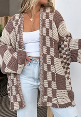 Gestrickte Damen-Strickjacke mit Karo-Muster, langen Ärmeln und offenem Schnitt – Bruna in Beige