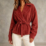 Kurze Damenjacke in Wildlederoptik mit Gürtel und Revers – Valérie in Rot