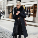Clara | Damen Langer Daunen-Steppmantel mit Kragen Fellkapuze Wintermantel in Schwarz