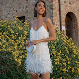Damen Minikleid mit Spaghettiträgern V-Ausschnitt Paillettenbesatz und Federdetails am Saum in Weiß