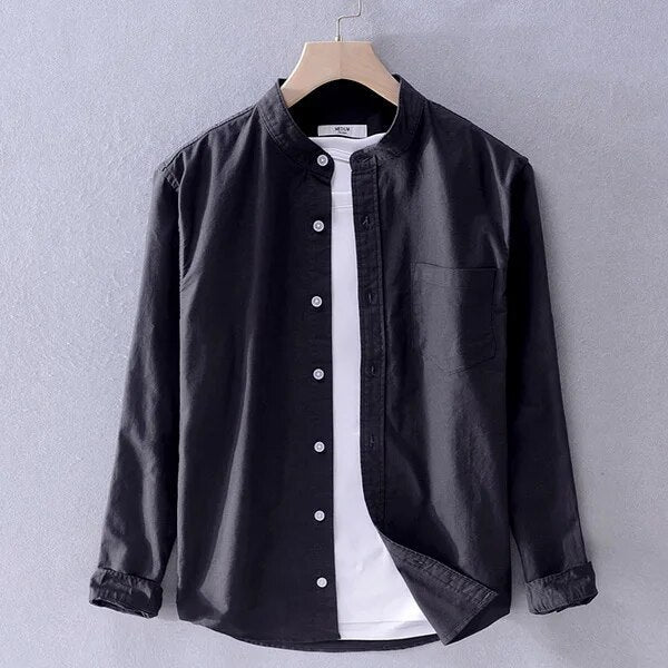 Langärmeliges Herrenhemd mit Stehkragen und Tasche