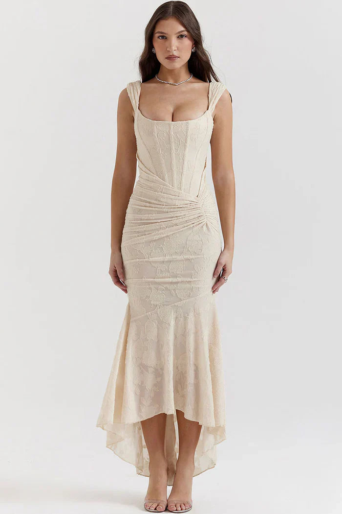 Schulterfreies Spitzen-Abendkleid mit figurbetonter Passform