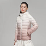Vera - Leichte Daunenjacke mit Kapuze in Farbverlauf in Rose
