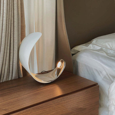 Designer Tischlampe „Halbmond“ – Modernes LED-Lichtobjekt im Mond-Design