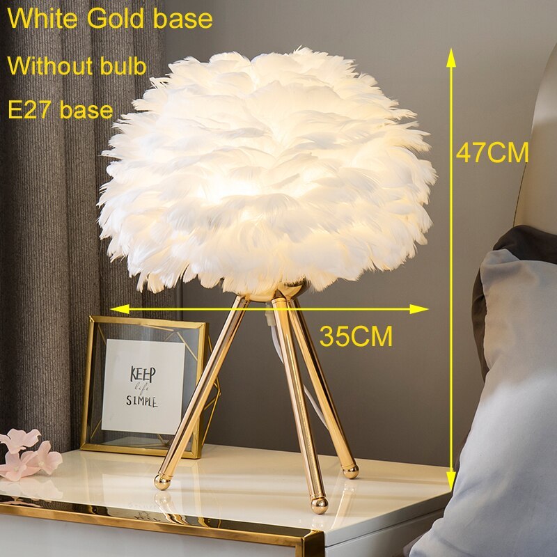 Designer Tischlampe mit Federschirm – Goldenes Stativ & Weiches Stimmungslicht