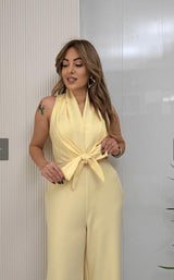 Kamwi - Eleganter Jumpsuit Mit Drapiertem Ausschnitt Und Weitem Bein in Gelb