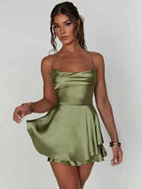 Giulia – Satin Look Minikleid mit Spaghettiträgern und Volant-Rock in Grün