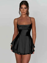 Giulia – Satin Look Minikleid mit Spaghettiträgern und Volant-Rock in Schwarz