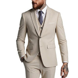 Herren-Dreiteiler mit Reverskragen und Pattentaschen in Beige