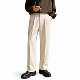 Herren Hose mit geradem Bein und Frontfalten sowie Knopfverschluss in Beige