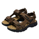 Herren-Sandalen mit drei verstellbaren Klettverschlussriemen und profilierter Laufsohle in Braun