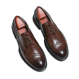Herren Schnürschuhe mit Wingtip-Details und Perforierter Oberfläche in Niemiecki