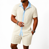 Herren Set mit Kurzarmhemd mit Kragen und Knopfleiste sowie Shorts mit elastischem Bund und Kordelzug in Aprikose