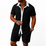 Herren Set mit Kurzarmhemd mit Kragen und Knopfleiste sowie Shorts mit elastischem Bund und Kordelzug in Schwarz
