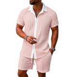 Herren Set mit Kurzarmhemd mit Kragen und Knopfleiste sowie Shorts mit elastischem Bund und Kordelzug in Rosa