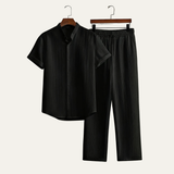 Herren Set mit Kurzarmhemd mit Stehkragen und Knopfleiste sowie Hose mit elastischem Bund in Schwarz
