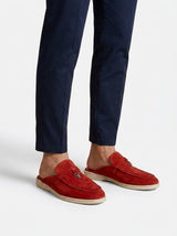 Herren-Slipper mit offener Ferse, Velours-Oberfläche und Metallverzierung in Rot